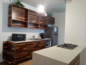 Refrigerador, microondas, horno y parrilla de estufa 