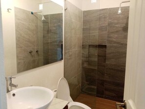 Dusche, Haartrockner, Handtücher