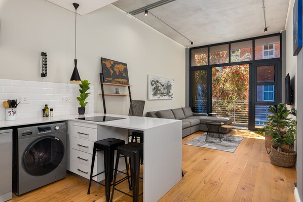 Luxury Apartment | Private kitchen | Fridge, microwave, oven, stovetop - Docklands 125 (Cape Town)
