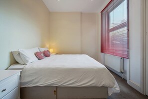 1 bedroom, iron/ironing board, WiFi, bed sheets - Stylish and cosy one bedroom London home (London)
