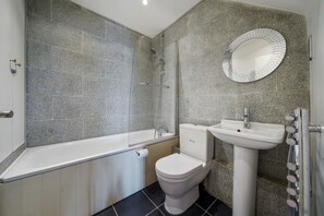 Combined shower/bathtub, hair dryer, towels, toilet paper - Stylish and cosy one bedroom London home (London)