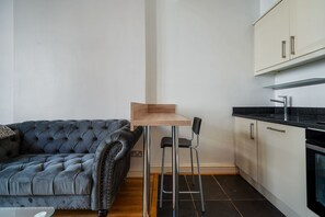 Interior - Stylish and cosy one bedroom London home (London)