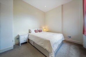1 bedroom, iron/ironing board, WiFi, bed sheets - Stylish and cosy one bedroom London home (London)