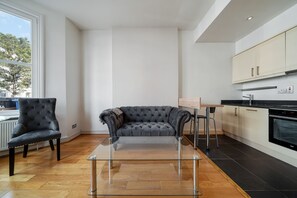 TV - Stylish and cosy one bedroom London home (London)