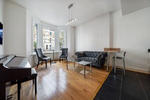 TV - Stylish and cosy one bedroom London home (London)