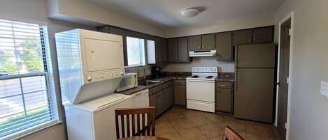 冷蔵庫、電子レンジ、オーブン、コンロ