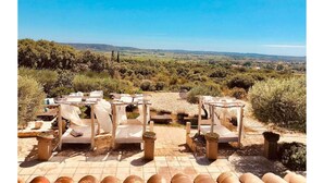 Mesa al aire libre con vistas a un paisaje montañoso.
