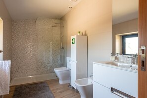 Dusche, Haartrockner, Bidet, Handtücher