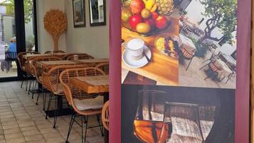 L’intérieur d’un restaurant, avec une enseigne indiquant « Viento Sur BRUNCH & COFFEE », ouvert tous les jours de 11h00 à 18h00.