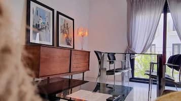 Deluxe-Apartment | Wohnbereich | 42-Zoll-Smart-TV mit Digitalempfang, Fernseher