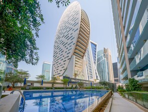 Outdoor pool - Tanin - Apartment Amidst Lively Area With Pool and Balcony (Dubai)