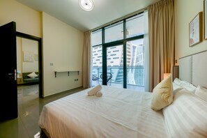 Classic Apartment | 1 bedroom, iron/ironing board, free WiFi, bed sheets - Tanin - Apartment Amidst Lively Area With Pool and Balcony (Dubai)