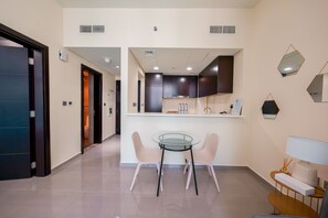 Classic Apartment | In-room dining - Tanin - Apartment Amidst Lively Area With Pool and Balcony (Dubai)