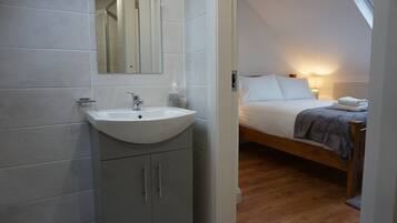 Een douche, een haardroger, handdoeken, zeep