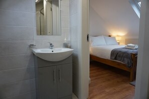 Shower, hair dryer, towels, soap - ★ LUXURIOUS & NEW | in the heart of Donegal Town ★ (Donegal Town)