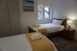 3 bedrooms, desk, iron/ironing board, travel cot - ★ LUXURIOUS & NEW | in the heart of Donegal Town ★ (Donegal Town)