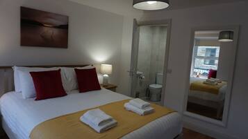 3 dormitorios, escritorio, tabla de planchar con plancha y cuna de viaje