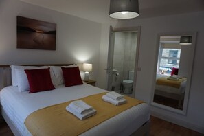 3 bedrooms, desk, iron/ironing board, travel crib - ★ LUXURIOUS & NEW | in the heart of Donegal Town ★ (Donegal Town)