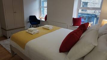 3 slaapkamers, een bureau, een strijkplank/strijkijzer, reisbedje