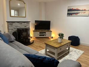 Smart TV, fireplace, stereo, computer monitors - ★ LUXURIOUS & NEW | in the heart of Donegal Town ★ (Donegal Town)