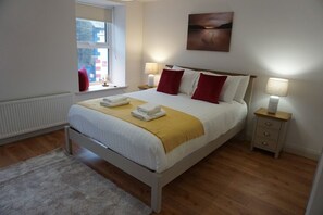 3 habitaciones, escritorio y tabla de planchar con plancha 