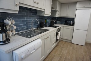 Fridge, microwave, oven, dishwasher - ★ LUXURIOUS & NEW | in the heart of Donegal Town ★ (Donegal Town)