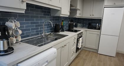 ★ LUXURIOUS & NEW | in the heart of Donegal Town ★