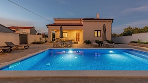 A swimming pool with lounge chairs and a house in the background. - Villa Roza Zadarvillas (Policnik)