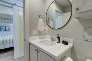 Dusche, Haartrockner, Handtücher, Shampoo