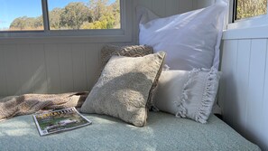 1 bedroom - The Nest - Tiny Home, Mt Irvine (Mount Irvine)