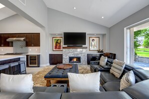 Smart TV, fireplace, offices, printers - Spectacularly Remodeled 4 Bedroom Private Pool Home (La Quinta)