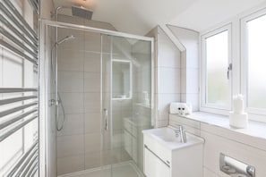 Combined shower/bathtub, hair dryer, towels - Staddlestone Mews - a cotswold cottage that sleeps 4 guests in 2 bedrooms (Broadway)