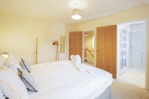 2 bedrooms, iron/ironing board, free WiFi, bed sheets - Staddlestone Mews - a cotswold cottage that sleeps 4 guests in 2 bedrooms (Broadway)