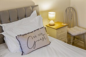 2 bedrooms, iron/ironing board, free WiFi, bed sheets - Staddlestone Mews - a cotswold cottage that sleeps 4 guests in 2 bedrooms (Broadway)