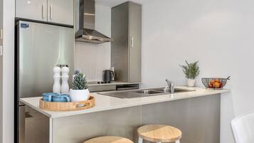 Mikrowelle, Ofen, Geschirrspüler, Wasserkocher mit Kaffee-/Teezubehör