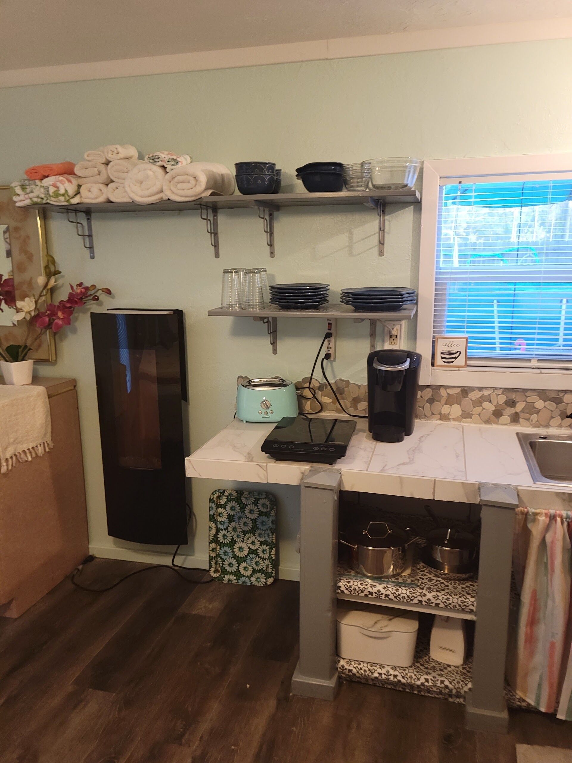 Kühlschrank, Mikrowelle, Ofen, Wasserkocher mit Kaffee-/Teezubehör