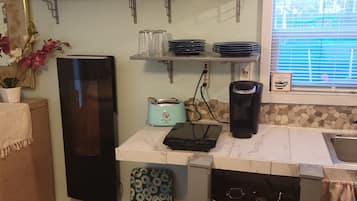 Réfrigérateur, micro-ondes, four, cafetiÚre/bouilloire