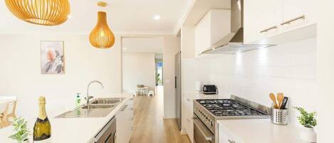 Refrigerador, microondas, horno, placa de cocina