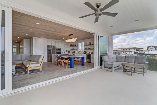 Un espacio habitable moderno y de concepto abierto, con cocina, comedor y zona de estar.