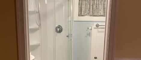 Chuveiro, papel higiênico