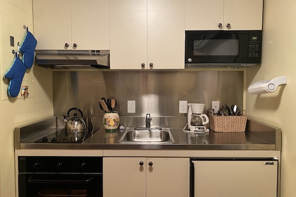Een koelkast, een microgolfoven, een oven, een kookplaat
