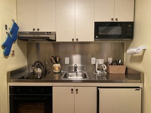 Réfrigérateur, four à micro-ondes, un four, surface de cuisson