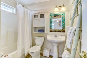 Cottage, 2 Bedrooms | Bathroom | Towels - 534 N. Fletcher Ave. #1 2 Bedroom Cottage by RedAwning (Fernandina Beach)