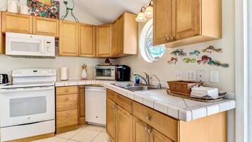 Cottage, 2 Bedrooms | Private kitchen | Fridge, oven, coffee/tea maker, toaster