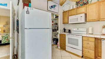 Cottage, 2 Bedrooms | Private kitchen | Fridge, oven, coffee/tea maker, toaster