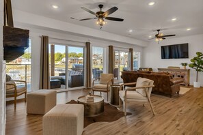 Casa de campo, 5 habitaciones | Zona de estar | Una Smart TV, una chimenea