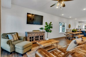 Casa de campo, 5 habitaciones | Zona de estar | Una Smart TV, una chimenea