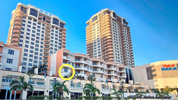 Un hôtel de grande hauteur doté de nombreux balcons et d’un cinéma Digicel IMAX.