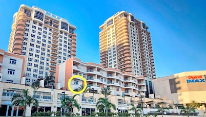 One Woodbrook Place convenient condo with a city view
