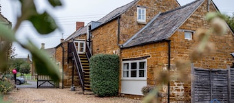 Rustic charm, king bed, en-suite, wi-fi, parking